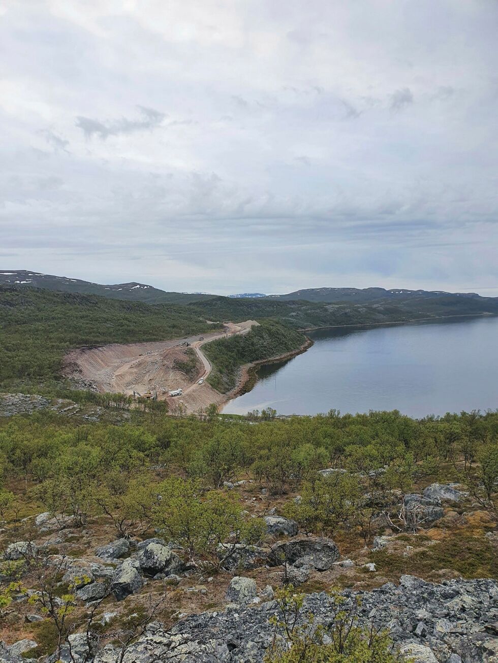 Ar­bei­det i Stein­vi­ka i Smal­fjord i Tana til­tar og man vil for­sø­ke å få til om­kjø­rings­vei i slut­ten av juni. Det lov­er Troms og Finn­mark fyl­kes­kom­mu­ne.
 Foto: Tom Hardy