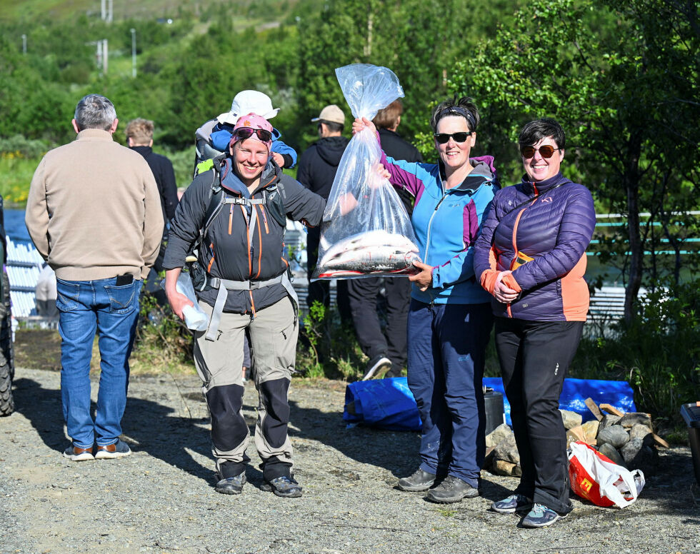 Maria Svalska-Tuomi (fra venstre), Kinga Svalska-Tuomi og Katrine Hoset ble kjempeglade for å få pukkellaks. De har kommet til Finnmark på ferie for å fiske pukkellaks med stang.
 Foto: Irene Andersen