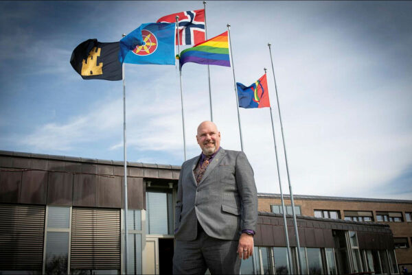 Også fylket legger ned krans