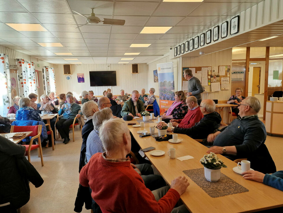 Det var godt opp­mø­te på Pen­sjo­nis­ten i Kir­ke­nes da tid­lig­ere ge­ne­ral­sek­re­tær Har­ald Nor­man i Pen­sjo­nist­for­bun­det på­pek­te vik­tig­he­ten av et sterkt for­bund og pen­sjo­nis­ter som en kjem­pe­res­surs.
 Foto: Nils-Edvard Olsen