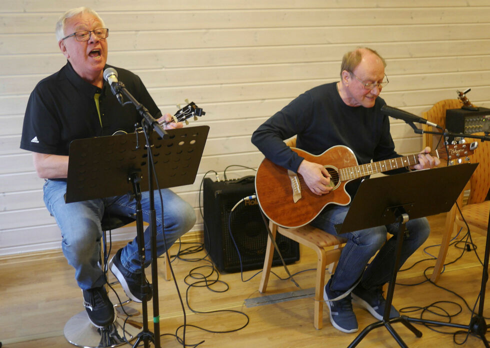 De to rockeveteranene Ole Hartvig Jensen (til venstre) og Asbjørn Pedersen har spilt i lag siden begynnelsen av 1960-tallet. Sist tirsdag spilte de to sammen igjen på Nordkapp menighetshus. Foto: Geir Johansen
 Foto: Geir Johansen