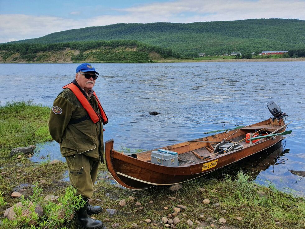 Reijo Vessari fra Sør-Finland har hytte i Nuorgam dorger mellom Storfossen og Utsjoki og har sjeldent opplevd en så dårlig laksesesong. – Jeg dorger for tredje uka på rad og den første uka fikk jeg seks laks, forteller fiskeren som har tilbrakt 45 somre i Tana. ALLE FOTO: TOM HARDY