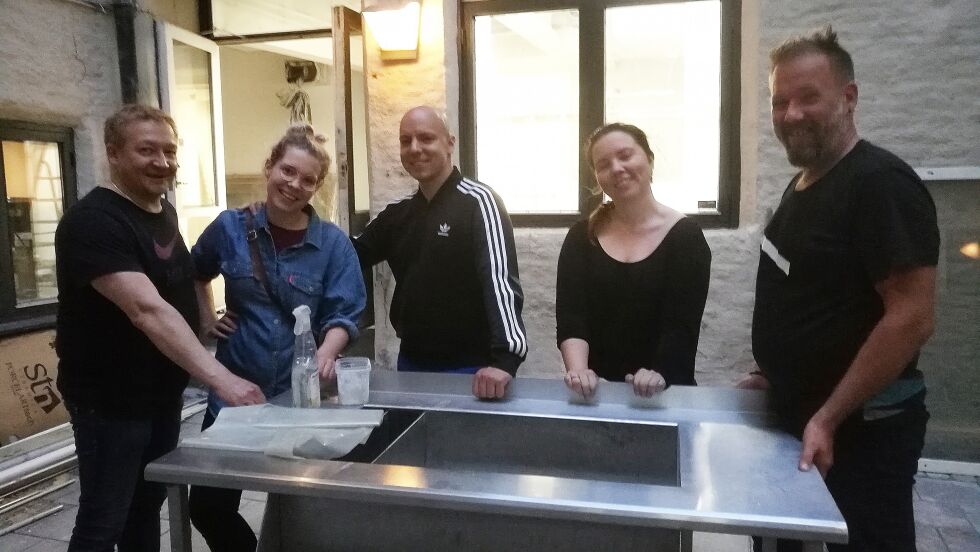 Tor Gunnar Nystad, Alice Marie Johansen, Fred Rene Øvergård Buljo, Kajsa Sogn Balto og Gisle Stenersen utgjorde noen av de fremmøtte på flyttedugnaden tirsdag.
 Foto: Erik Brenli