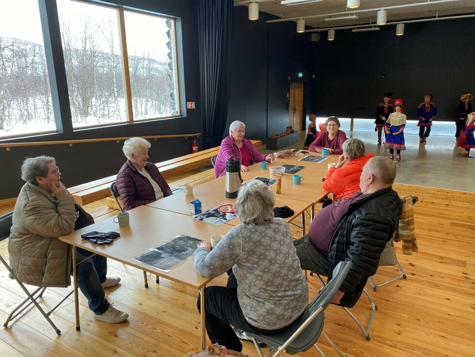 Hver tors­dag mø­tes pen­sjo­nis­ter til hyg­ge­lig sam­vær på muse­et i Neiden. Fra venst­re ser vi Anna Ragn­hild Våga, Be­athe Bo­ris­sen, Ruth Ar­vo­la, Ma­ri­an­ne Gai, Eli­ne Smak, Fritz Mat­hi­sen og Sol­frid War­ti­ai­nen. Foto: Hall­geir Hen­rik­sen
 Foto: Hallgeir Henriksen