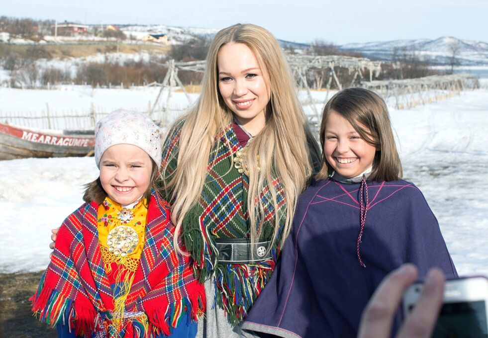 Stine Vibeke Reisænen Helander og Aina Dikkanen Margit var to av de som fikk et nærmere møte med den svært så populære Agnete.
 Foto: Lena M Kristiansen