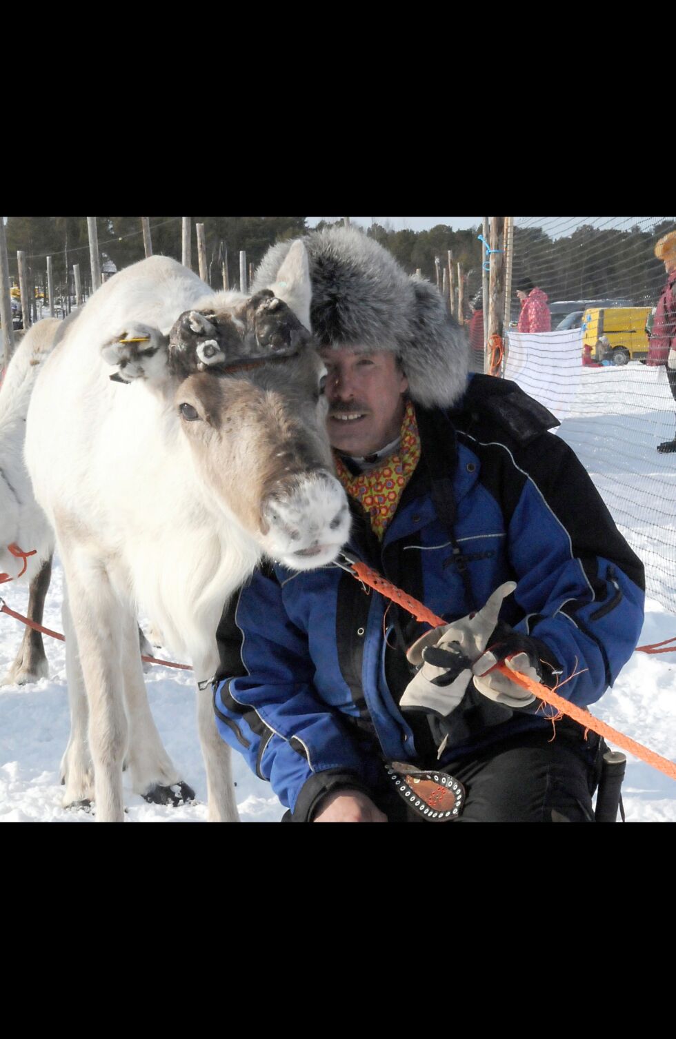 Klemet A. Eira forteller at han gleder seg til reinkappkjørerkonkurransen på Førstevann ved Kirkenes kommende lørdag.
 Foto: Stein T. Svala