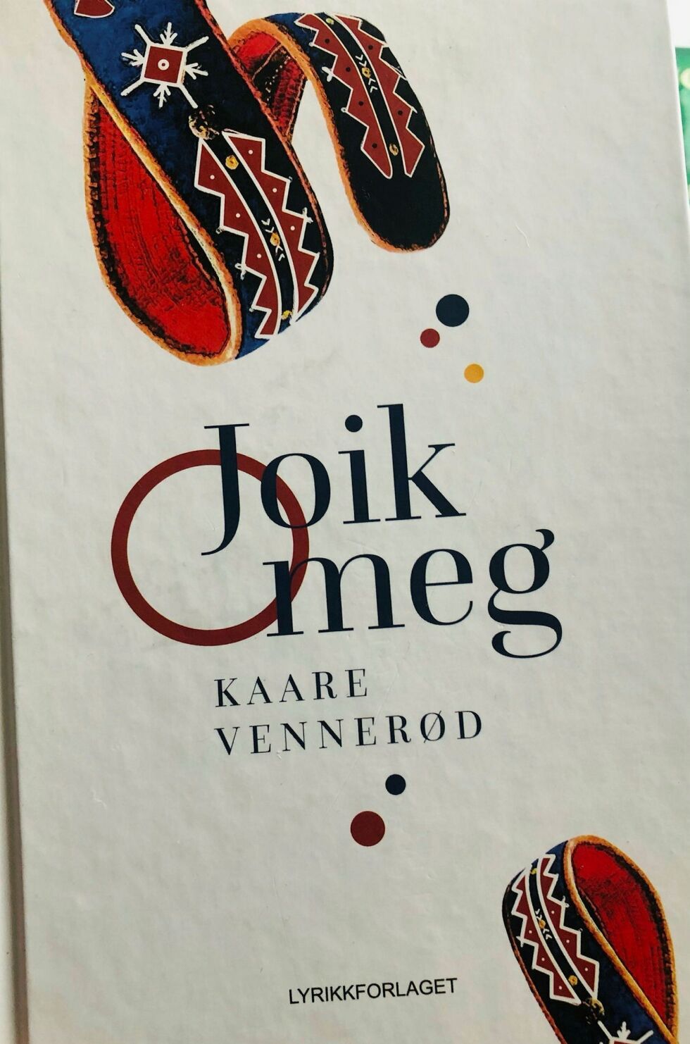 Boka «Joik meg» av Kaare Vennerød, utgitt av Lyrikkforlaget 2021. Omslag av Hanna Costelloe.