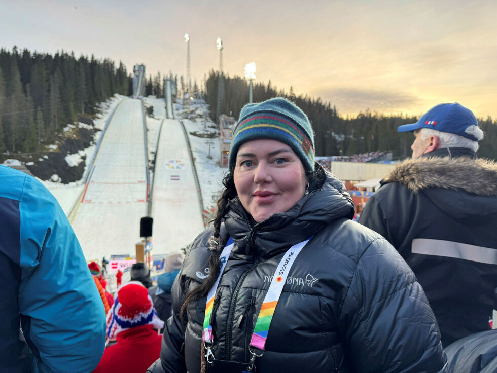 Sametingspresident Silje Karine Muotka fikk med seg noen høydepunkt under Ski-VM Trondheim, som hopp for miks-lag i bakken i Granåsen der hun så Anna Odine Strøm og Johann André Forfang ta gull på lag med Marius Lindvik og Eirin Maria Kvandal.
 Foto: Inger Elin Kristina Utsi/Sametinget