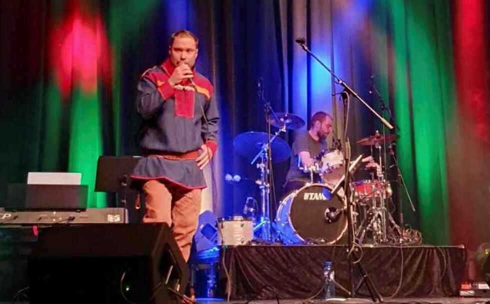 Markus Matell er sentral når det inviteres til joikeshow på Elverhøy kulturhus i Nyborg søndag.
 Foto: Mariann Wollmann Magga