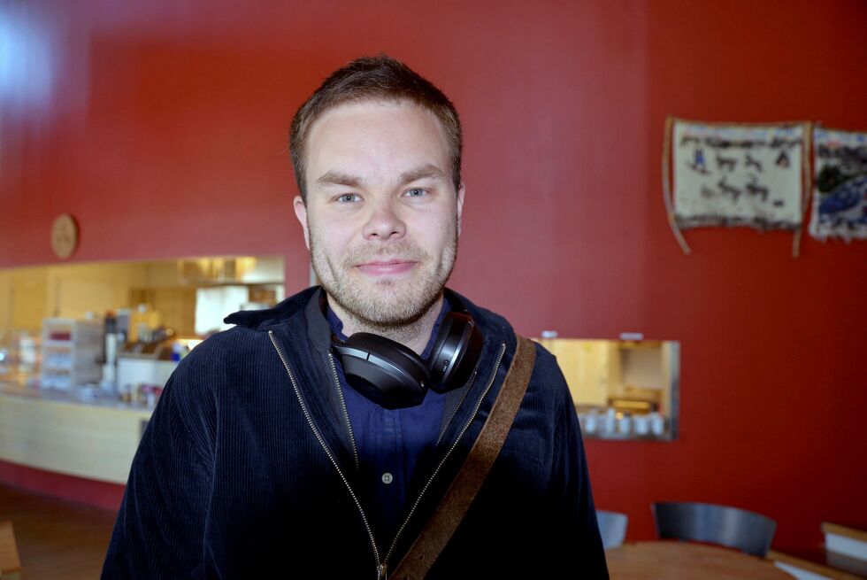 Sametingsråd for utdanning og kunnskap, Mikkel Eskil Mikkelsen (NSR) svare på kritikk av fordeling av læremiddel-midler.
 Foto: Steinar Solaas