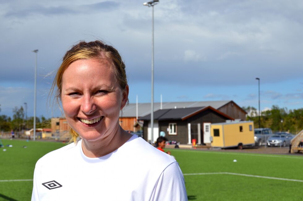 Liz Utsi ser ut til å bli Tanas nye varaordfører etter Elisabeth Erke som har søkt om fritak fra sine politiske verv. Her er hun avbildet på Tana Ballklubbs kunstgressbane i fjor sommer.
 Foto: Hans-Petter Tapio