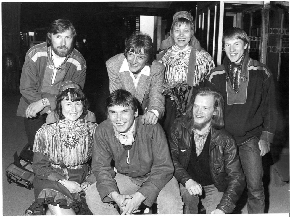 Samebevegelsens delegasjonen på vei fra Fornebu til Grand Prix-finalen i Den Haag i 1980. Mattis Hætta i midten foran sammen med Máret Sárá og Ragnar Olsen. Bak fra venstre Bjarne Store Jakobsen, Sverre Kjelsberg, Liv Østmo og Ánde Somby.
 Foto: Foto: Klassekampen
