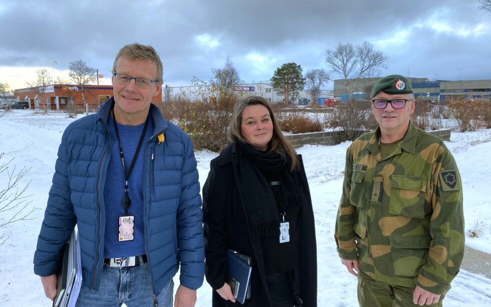 Arild Øvergård, Hege Leiknes og Jan Einar Mikalsen fra Forsvarsbygg var torsdag på plass i formannskapet i Porsanger.
 Foto: Marius Thorsen