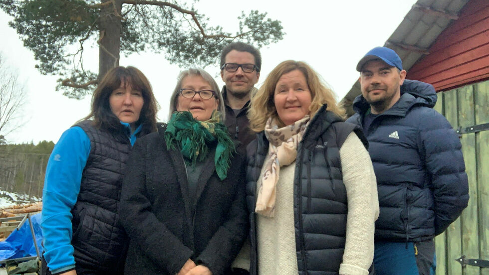 Nestleder Gunn Bodil Mathisen, leder Venke Törmänen, og styremedlemmene Leif Välimäki, Elin Mathisen og Inge Arvola utgjør styret i den nye skoltesamiske foreninga Norrõs-Skoltesamene.
 Foto: Gunn Bodil Mathisen