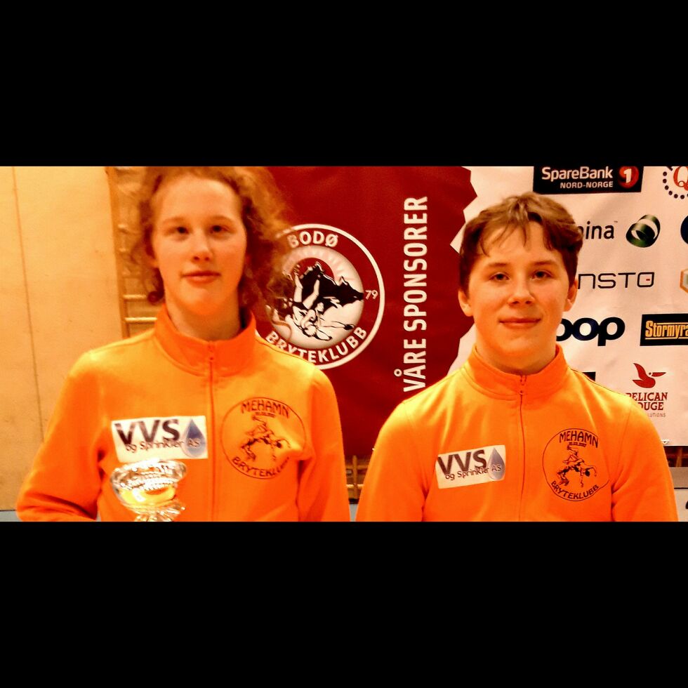 Marit Sandal Olaussen og Lars Sandal Olaussen med hver sin gullmedalje fra NNM i bryting forrige helg.