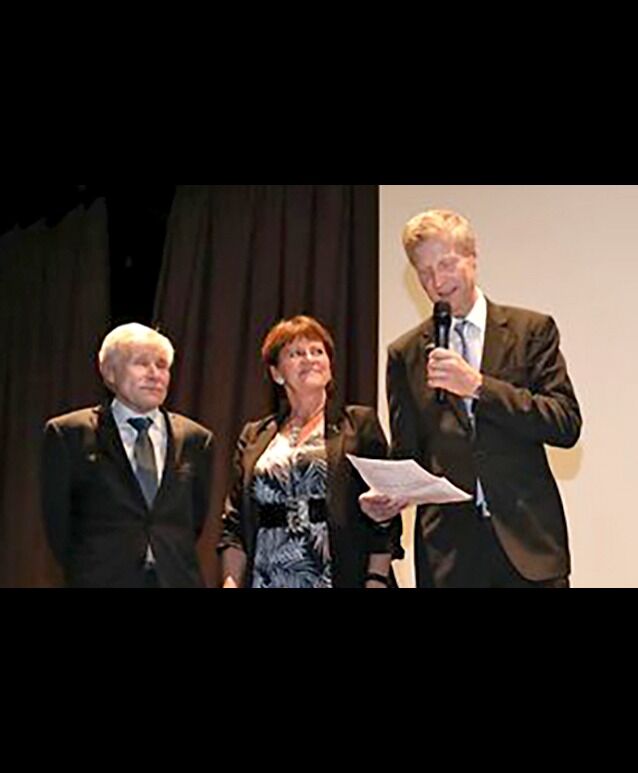 Terje Aslaksen (til venstre) er tidligere i høst tildelt gullmerke fra Norges jeger- og fiskerforbund. Her er han sammen med blant andre en av de andre mottakerne, Lise Dalen fra Stavanger.
 Foto: NJFF