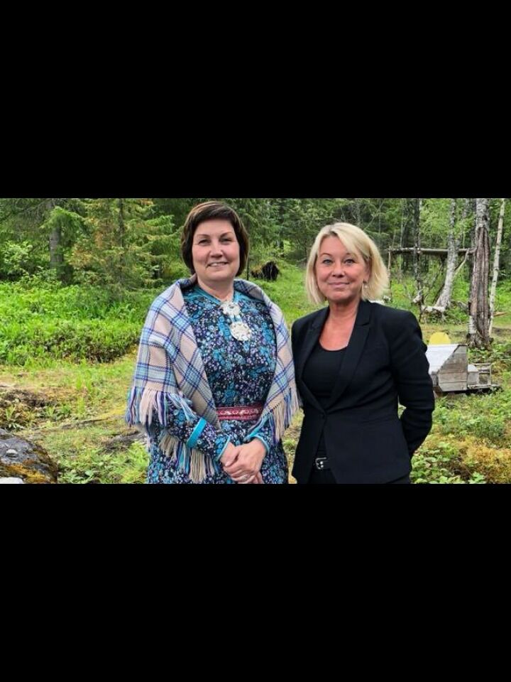 Sametingspresident Aili Keskitalo (NSR) og kommunal- og moderniseringsminister Monica Mæland (H).
 Foto: Sametinget