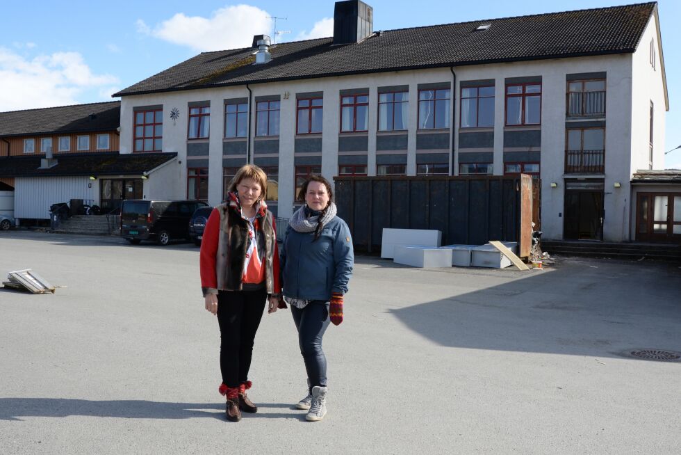 Sametingsrådene Ann-Mari Thomassen og Silje Karine Muotka er på gjengrodde skolestier. Her står de foran hovedbygget som en gang huset en videregående skole med samisk fokus. Anlegget som består av flere bygg ble oppført i 1959 og var en statlig skole for såkalt evneveike barn. På 80-tallet overtok Troms fylke bygningsmassen og fra 1989 til 2010 ble det drevet gymnas/videregående skole her. Idag blir størstedelen av anlegget asylmottak. I tillegg leier Sigma Nord lokaler her.
 Foto: Steinar Solaaas