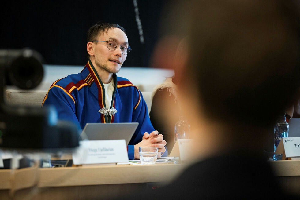 Sametingsråd Runar Myrnes Balto (NSR), her under høringen i kontroll- og konstitusjonskomiteen om rapporten fra Sannhets- og forsoningskommisjonen.
 Foto: Stortinget