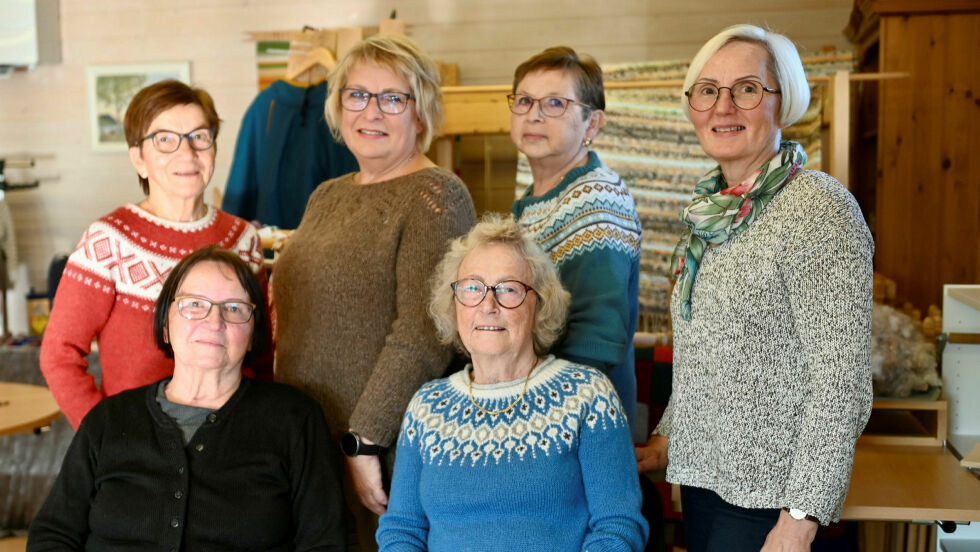 Porsanger husflidslag. Foran Elvi Sofia Dahle og Brit Amundsen. Bak fra venstre er Bitten Sarre, leder Sigrid Helen Jensen, Leikny Skogen Fredriksen og Hildur Pedersen.
 Foto: Irmelin Klemetzen