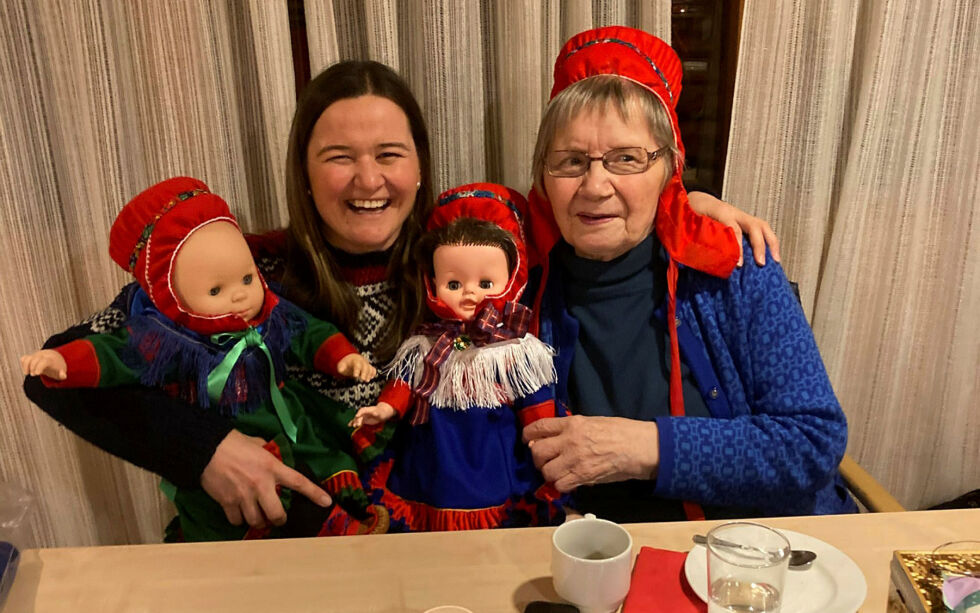 En meget fornøyd Anna Melkeråen sikret seg noen av Molleš Biret sine fantastisk detaljrike samedukker utenom lotteriet.
Foto: Olaug Eriksen