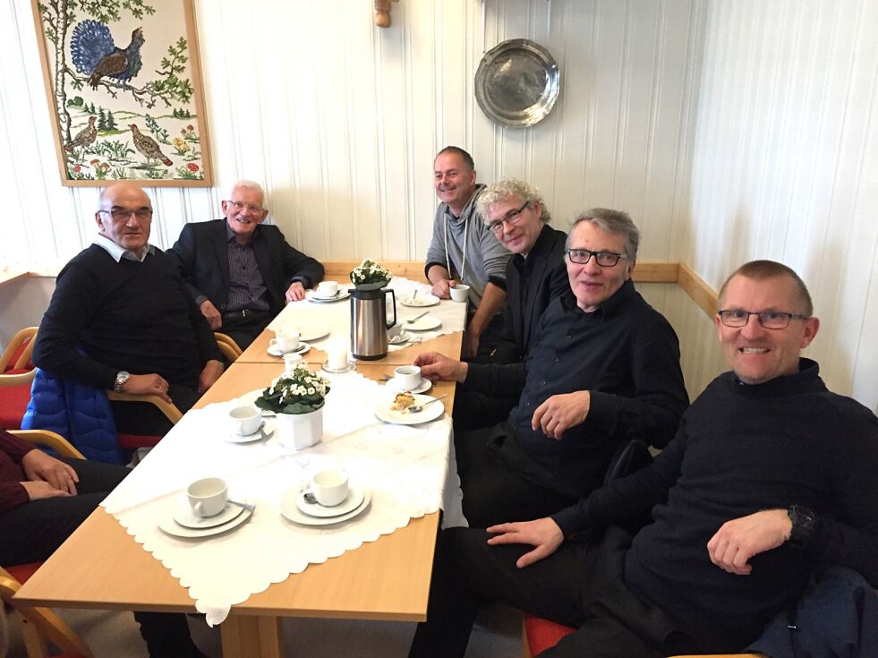 I minnestunden etter begravelsen til skiløperen Eilif Henriksen kunne (fra venstre) Valter Wickstrøm, Arne Ulvang, Svein-Erik Jakobsen, Trond Magne Henriksen, Gustav Nilsen og Morten Ulvang dele mange inntrykk og minner fra gamle dager.
 Foto: Hallgeir Henriksen