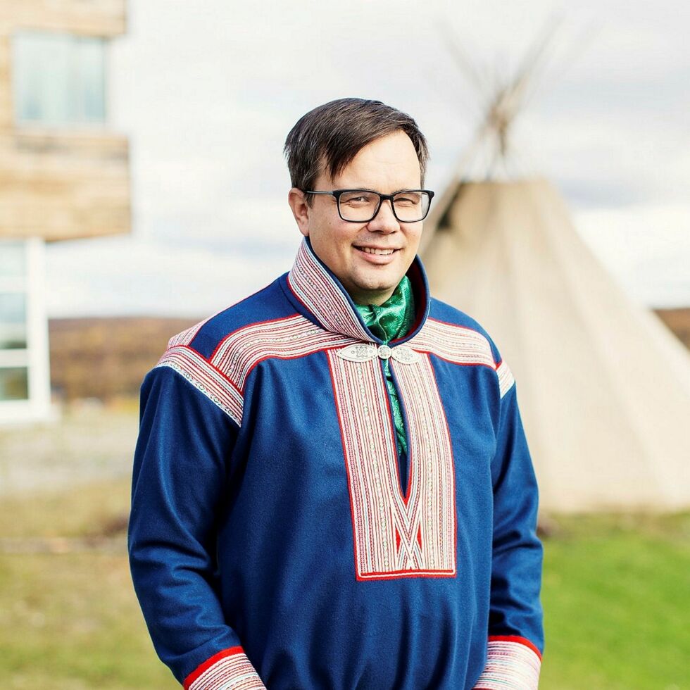 Johan Ailo Kalstad (42) fra Kautokeino er ansatt som ny direktør for NRK Sápmi.
 Foto: Árvu/Marie Louise Somby