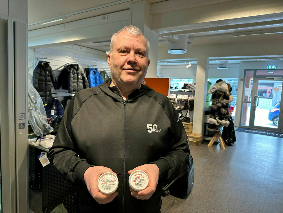 Sportsbutikkeier Odd Rune Berg i Kirkenes selger mer rød enn hvit maggot, uten at han vil si noe om hva som er best.
 Foto: Hallgeir Henriksen