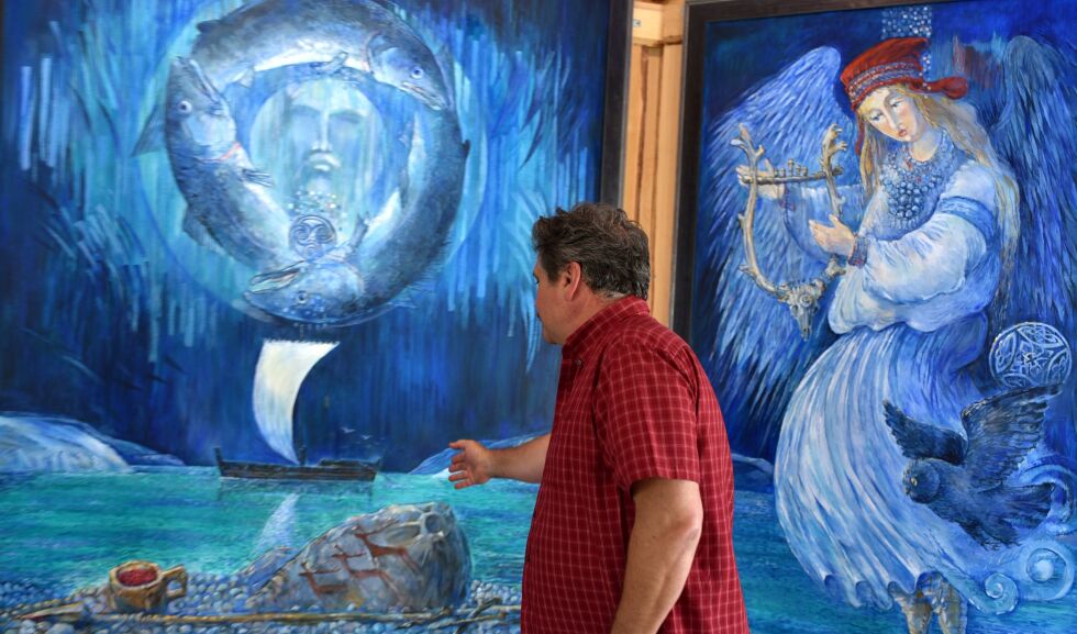 Den russiske kunstneren Igor Filipov står bak de nye altertavlene på Stabbursnes kapell. Også denne gangen har samisk kultur blitt viet stor plass, blant annet gjennom det Filipov omtaler som «urfolksenglene» og tre rein, som han mener er Porsangers treenighet.
 Foto: Bjørn Arne Johansen