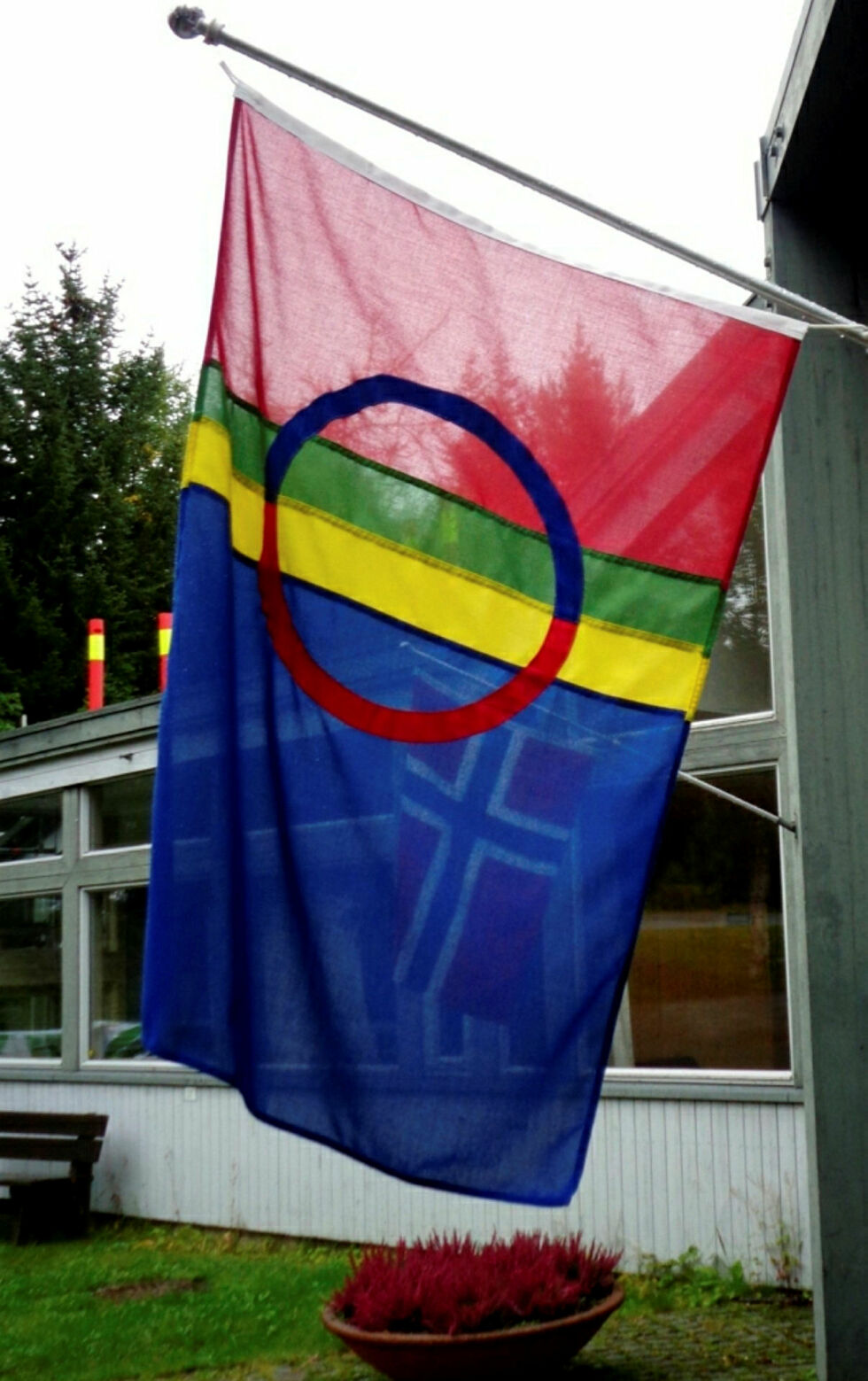 Som det norske flagget skinner gjennom sameflagget, skinner norsk kultur gjennom samekulturen (Foto: Odd Mathis Hætta).