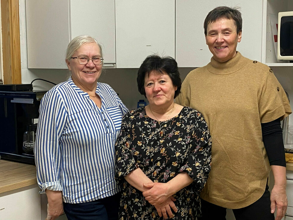 Maten er viktig på de fleste markeder og da er det viktig at dugnadsglade damer stiller opp, slik Sigrun Samuelsen, Reidun Johansen og Marit Hamarstrøm gjør.
 Foto: Thor Thrane