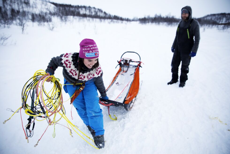 Det tar lang tid å rydde unna etter trening med hundene. Som hundekjører må man tåle å ta i et tak. Silje Máret gjør arbeidet med stor glede.
 Foto: June Helén Bjørnback