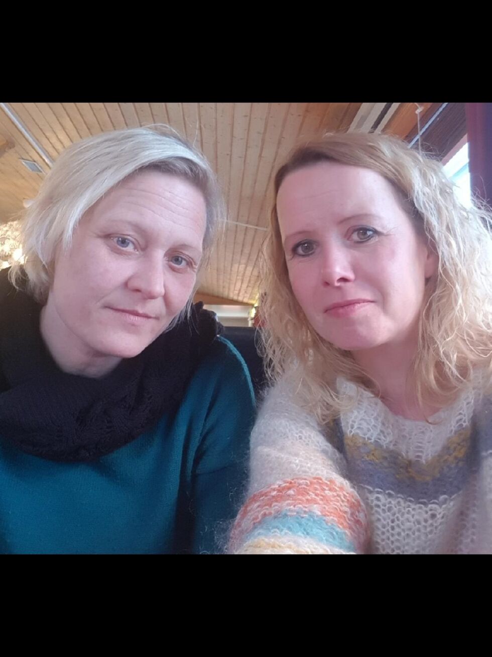 Bente Rajala Granerud og Helen Berntsen fikk seg noen gode timer i Lakselv etter at flyet deres til Kirkenes måtte landet i Lakselv grunnet tekniske problemer.
 Foto: Privat