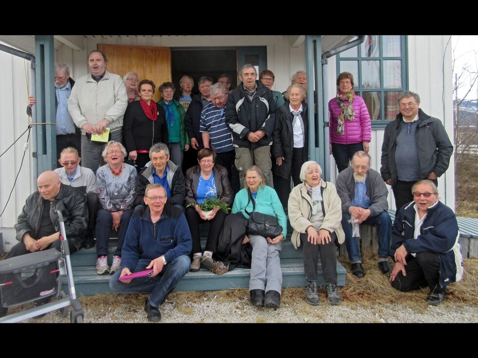 Fra venstre bak: Arne Kåven, Lakselv, Gerd Erlandsen, Kunes, Anna Grøtta, Lakselv, Arne Hansen, Lakselv, Liv Nicolaisen, Lakselv, Harriet Masternes, Kunes og Inger J. Engen, Lakselv.
Andre rekke fra venstre: Hans Bjerke, Amalie Persen, Idar Hansen, Arne Sigvard Hansen, Astrid Johansen, Laila Aslaksen og Yngve Andersen, alle fra Lakselv.
Tredje rekke fra venstre: Benjamin Kåven, Kunes, Britta Johansen, Lakselv, Roald Erlandsen, Kunes og Else Hansen, Lakselv.
Foran fra venstre: Agnar Johansen, Lakselv, Helge Masternes, Kunes, Marie Andersen, Lakselv, Eli Johansen, Edmund Johansen, Kunes og Oddbjørn Karlsen, Lakselv.
 Foto: Asfrid Karlsen