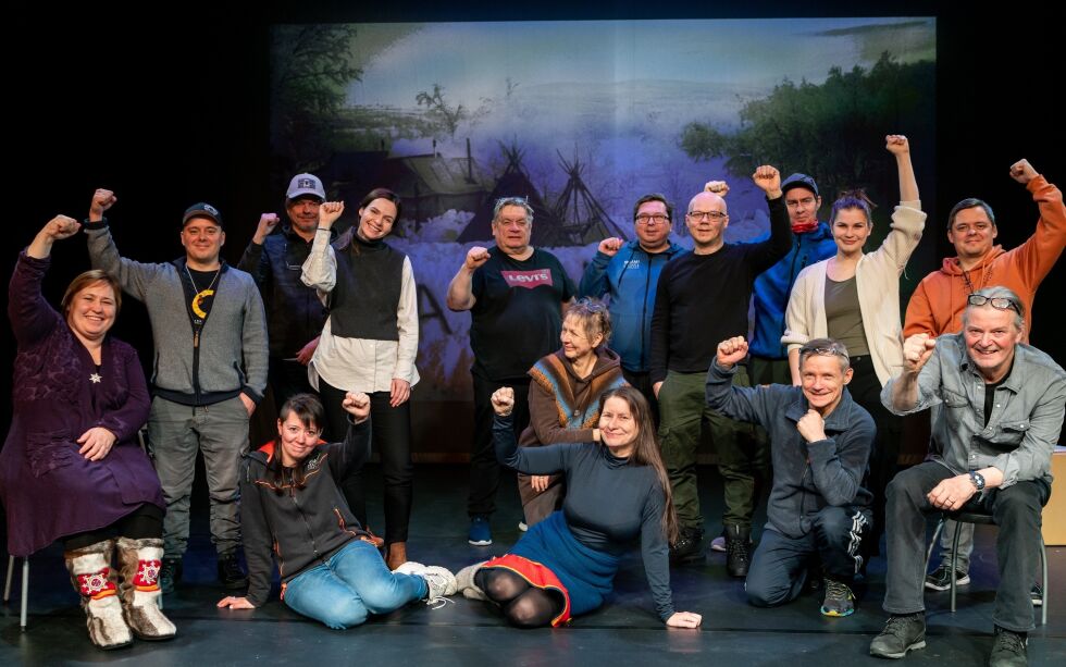 Teatret Beaiv­váš stab jobber hardt for tiden, med do­ku­dra­ma­et «El­los eatnu, la el­va leve!». I styk­ket er sam­iske stem­mer og his­to­rie­per­spek­tiv sen­tra­le, fra sul­te­strei­ken, Stil­la-aksjonen og sprengningsforsøk på «Somby-brua». Fo­to­: As­lak Mi­kal Mi­en­na/El­los eatnu/Beaivváš.