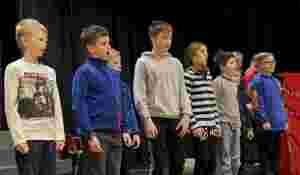 Skoleelever og korps viser «Bygdeverket»
