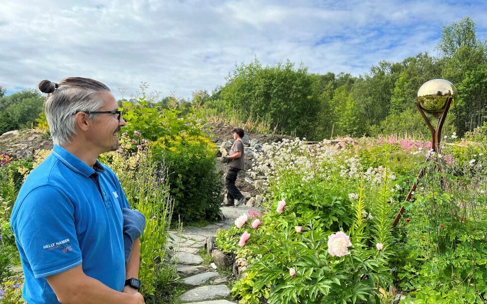 Tromsø arktiske-alpine botaniske hage i Tromsø feirer 30 år i år, og i den forbindelse har vi snakket med den nye daglige lederen, Jarle W. Bjerke. Til høyre i bildet ser vi kula som hagen fikk i 30-årsgave.
 Foto: Elin M. Wersland