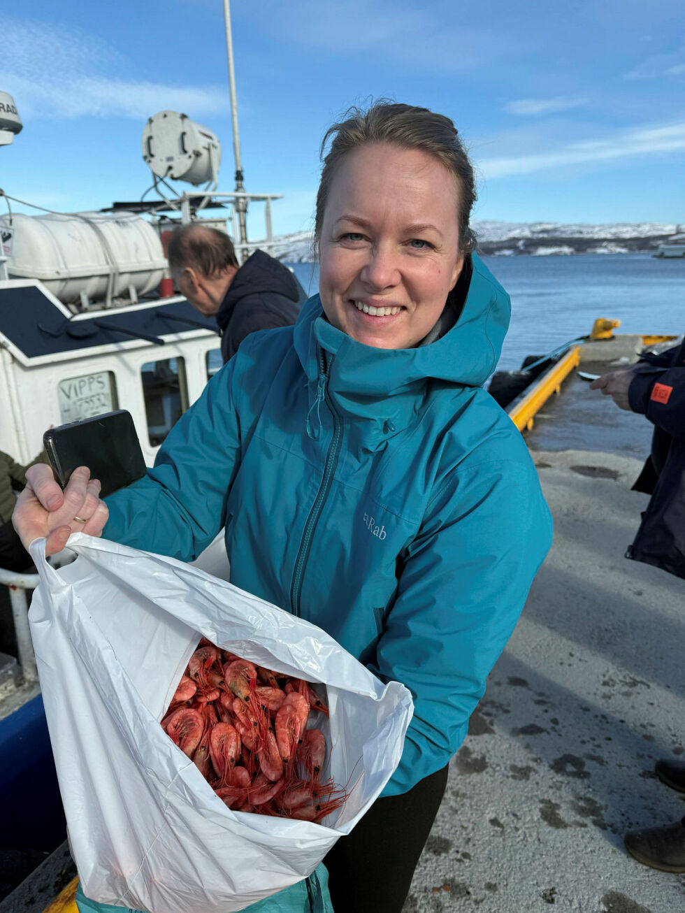 For Amy er det et av årets høydepunkter når hun får kjøpt årets første reker fra «Dansken» på kaia.
 Foto: a