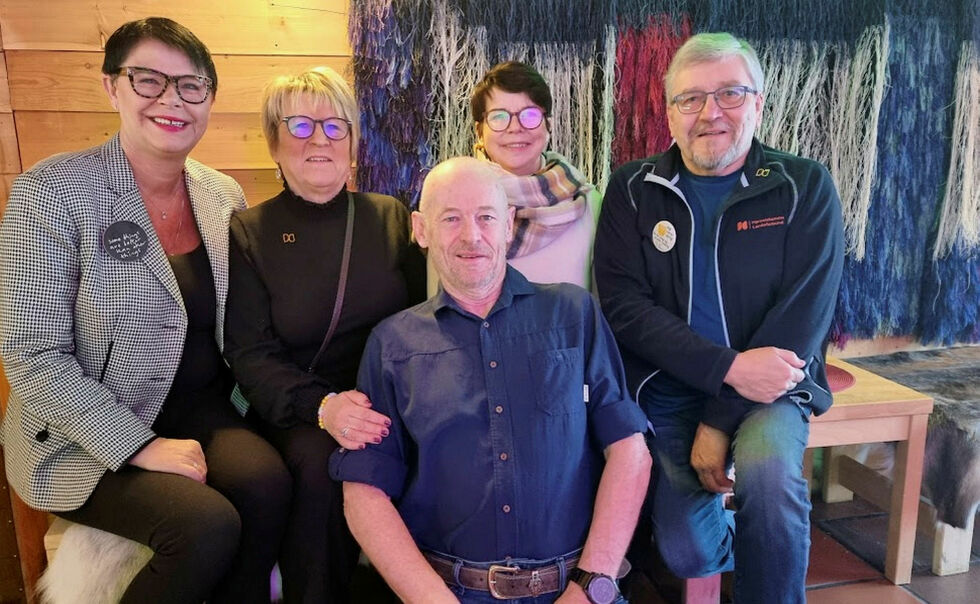 Generalsekretær Inger Helene Venås (t.v.), her sammen med Arnhild E. Bjerkan, Sirpa L. Jensen, Bernt-Aksel Jensen og Jarl Tuv (foran) – som er styret  i HLF Nordkapp,  ber om et krafttak for å få ned ventetidene for å få høreapparater. Flere audiografer er løsninga.
 Foto: Presse