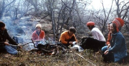 Reindriftselever på feltkurs i beitegransking i Kvæfjord skoleåret 1973/74.
 Foto: Loyd Villmo/http://skuvla.info