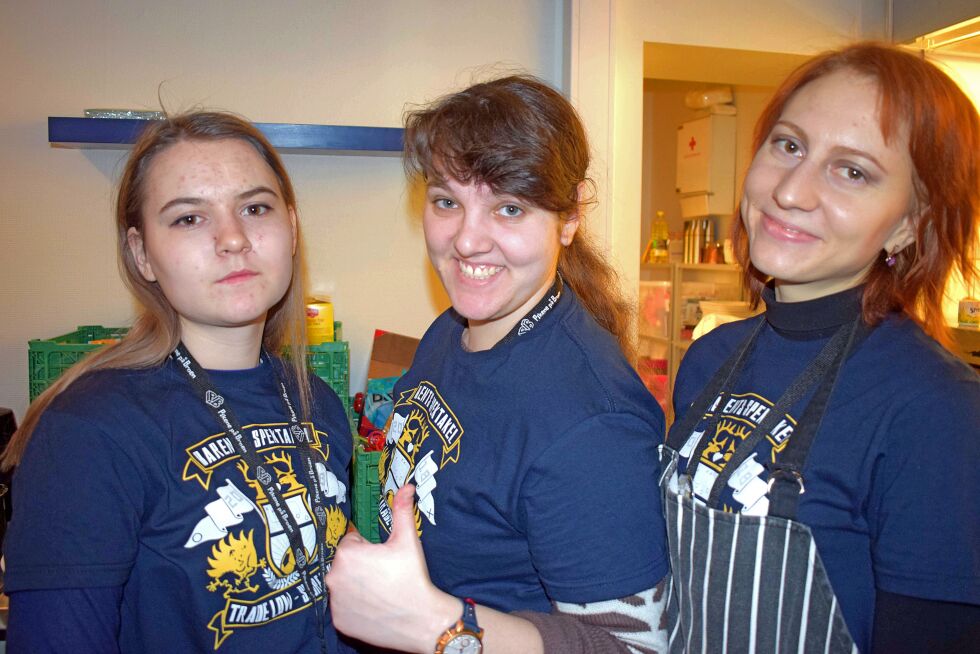 Mer enn førti frivillige sørger for å lage festival i Kirkenes. Daria Makhotina, Anita Rypnevskaia og Jekaterina Sheyko har tatt turen over grensa fra Russland for å hjelpe til.
 Foto: Birgitte Wisur Olsen