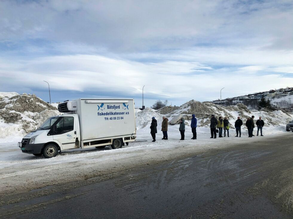 Køen var av den dannede typen, og det ble holdt avstand mellom de fiskehungrige, som så frem til en bedre fiskemiddag senere på dagen. Begge foto: Hallgeir Henriksen