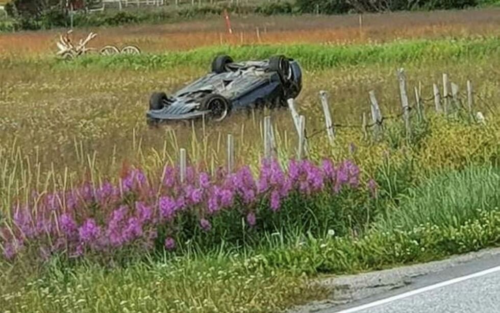 Bilen endte på et jorde etter utforkjøringen.
BEGGE FOTO: PRIVAT