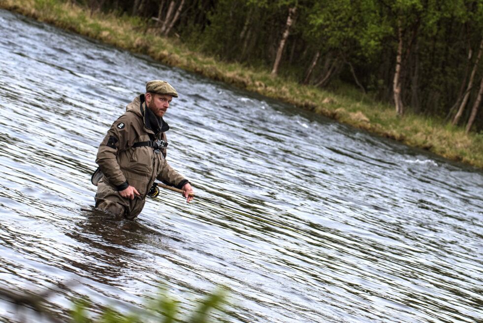 Egil Liberg, daglig leder i Lakselv grunneierforening, sier til Ságat at alle som fisker laks gjør det fordi de synes det er morsomt. – Hvorvidt man velger å slå den fisken i hodet eller å sette den tilbake, så har man jo hatt moroa med den, sier han.
 Foto: Marius Thorsen