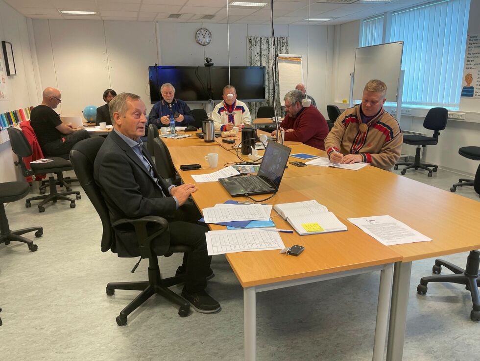 Inge A. Eriksen fra Bivdu ledet seminaret i Tana, der syv politikere som stiller til sametingsvalget fikk presentert seg - og svart på spørsmål.
 Foto: Birgitte Wisur Olsen