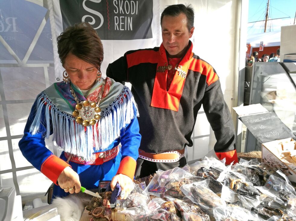 Det ble delt ut et stort antall smaksprøver av viddas delikatesser, og spesielt tørrkjøttet sto høyt i kurs. Her skjærer Karen Utsi Sara opp, mens mannen John Anders kvalitetskontrollerer.
 Foto: Johan Mathis Gaup