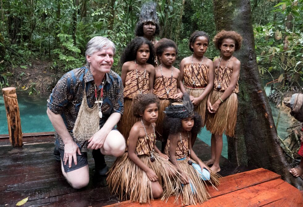 Regjeringen understreker viktigheten av urfolks landrettigheter. Her besøker klima- og miljøminister Ola Elvestuen (V) urfolk i Indonesia i februar.
 Foto: Snorre Tønset