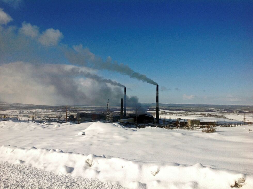 På det meste ble det spydd ut 400.000 tonn svoveldioksid fra smelteverket i Nikel. Lille julaften var det slutt, og produksjonen flytta til Montsjegorsk.
 Foto: Hallgeir Henriksen