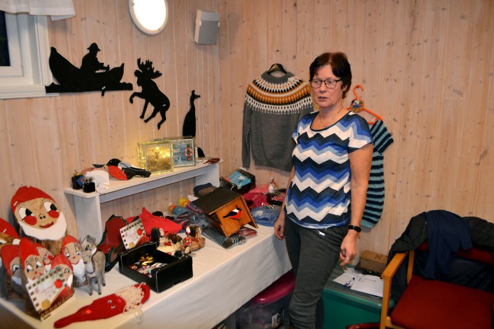 Liv-Brith Ingilæ er fra Masjok, men bor i Kvalsund. Lørdag kom hun til hjembygda Masjok på julemesse i bygdelagshuset. Hun brakte med seg hjemmelagde ting, en del i tre, som samboeren hadde laget, mens hun hadde malt dem. – Det er trivelig og sosialt med slike messer, konstaterte hun.
Foto: Tom Hardy