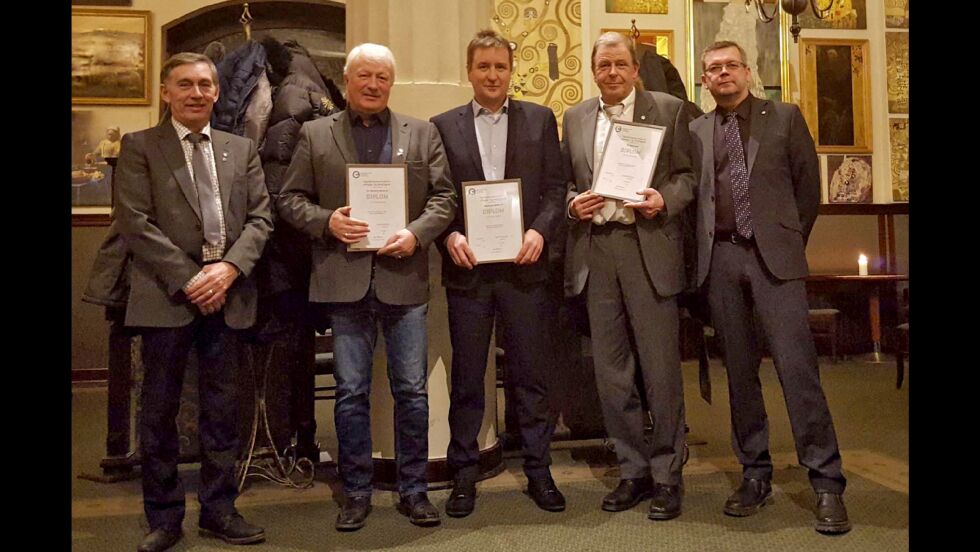 Arne Kristensen (styreleder OKAB Finnmark), Audun Nylund (Jan Nylund & Sønner AS), Magne Persen (Bjørnevatn Maskin AS), Arne Berg (Jan Opgård AS) og Claus Bergersen (daglig leder OKAB Finnmark).
 Foto: Maskinentreprenørenes forbund